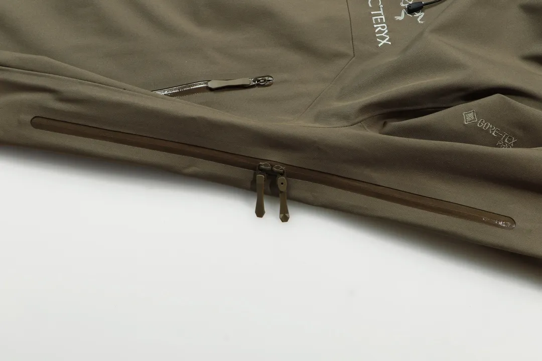 ARCTERYX Beta SV ZP YKK ， ， ， 。 Beta LT ， 。 bluesign@ N 3LGORE-TEX ， Wear-Resistant， 、 Breathable， 。 Storm Hood™ ， Water Tight™ ， ， ， 。 BETA： 。 ， Wear-Resistant。 GORE-TEX： 、 、Breathable 。 ，VISLON ， Velcro ， Zip-in， ARC TERYX ： Navy Blue Size：S-XL